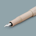 Detail van de zilverkleurige penpunt van de Kaweco Skyline Sport vulpen, tegen een grijze achtergrond.