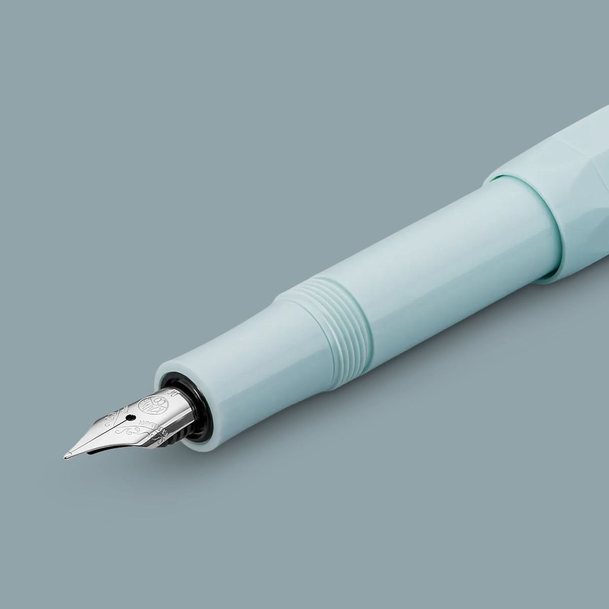 Detail van de zilverkleurige penpunt van de Kaweco Skyline Sport vulpen, tegen een grijze achtergrond.