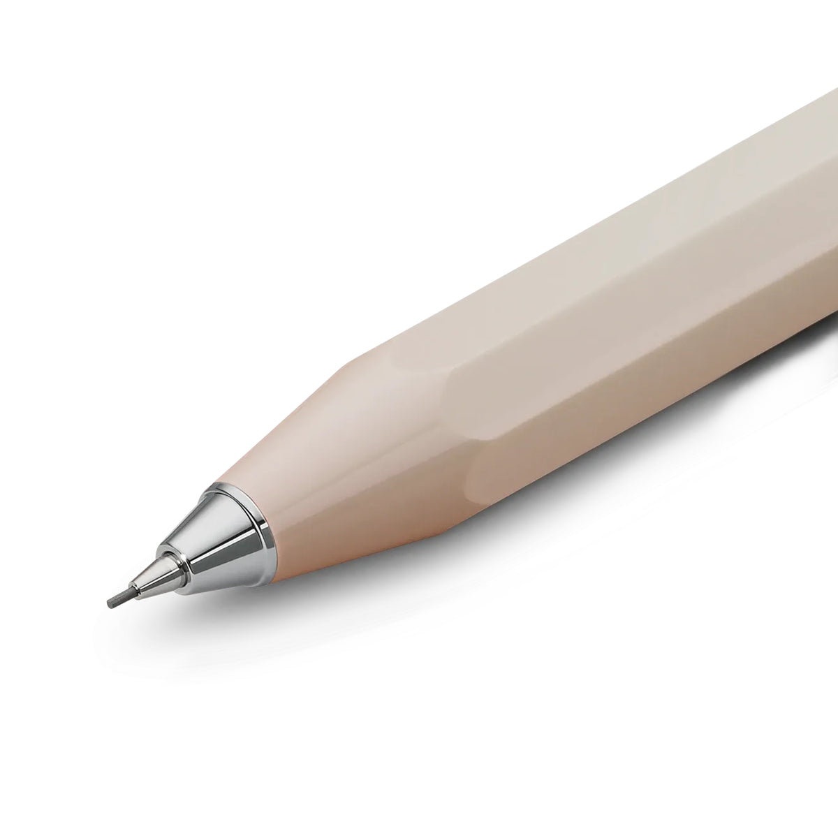 De zilverkleurige schrijfpunt van het Kaweco Skyline Sport vulpotlood met de vulling van 0,7 mm.