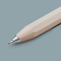 Detail van de zilverkleurige schrijfpunt van het Kaweco Skyline Sport vulpotlood, tegen een grijze achtergrond.