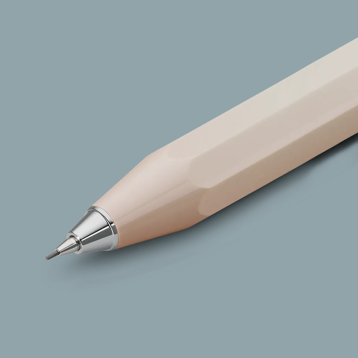 Detail van de zilverkleurige schrijfpunt van het Kaweco Skyline Sport vulpotlood, tegen een grijze achtergrond.