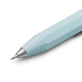 De zilverkleurige schrijfpunt van het Kaweco Skyline Sport vulpotlood met de vulling van 0,7 mm.