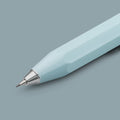Detail van de zilverkleurige schrijfpunt van het Kaweco Skyline Sport vulpotlood, tegen een grijze achtergrond.