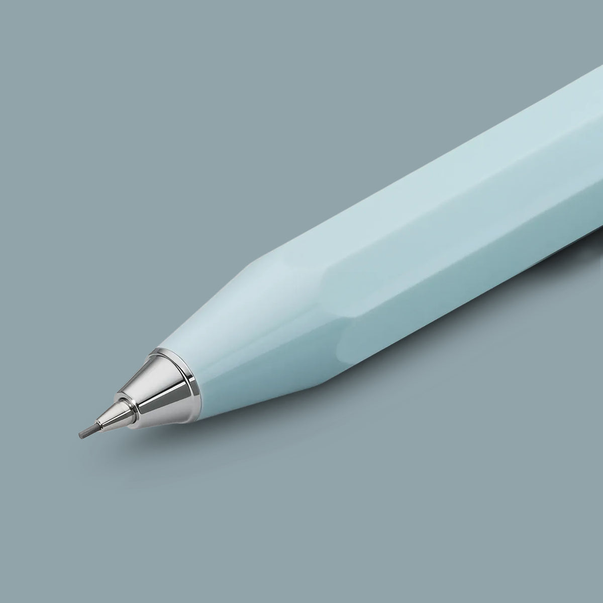 Detail van de zilverkleurige schrijfpunt van het Kaweco Skyline Sport vulpotlood, tegen een grijze achtergrond.