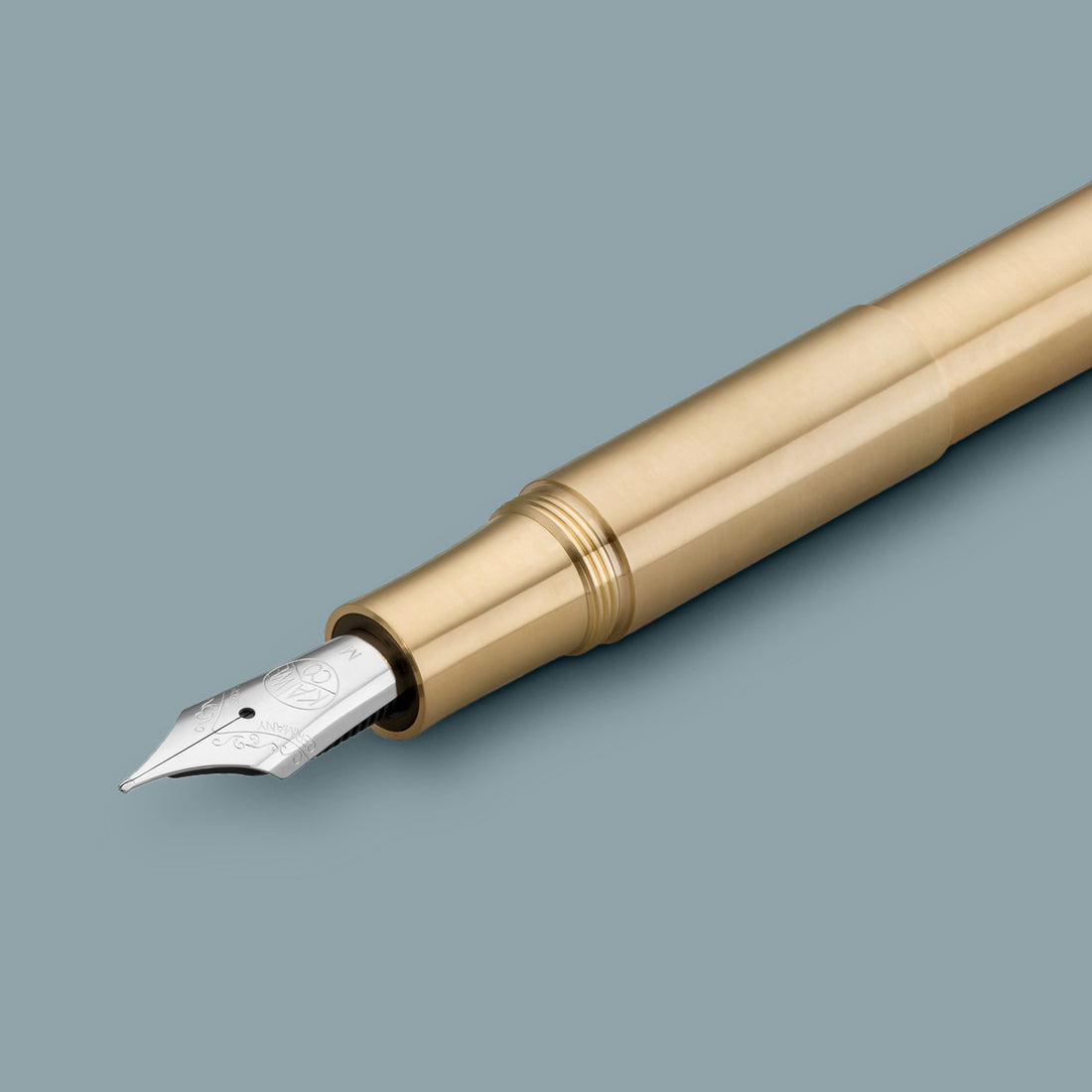 Kaweco SUPRA Vulpen Messing│art. 1511003│liggend met dop op houder