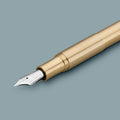 Kaweco SUPRA Vulpen Messing│art. 1511003│detail schrijfpunt met grijze achtergrond