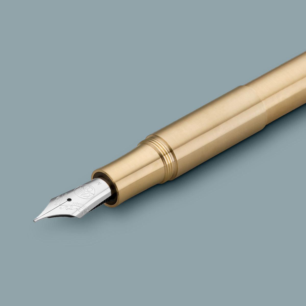 Kaweco SUPRA Vulpen Messing│art. 1511003│detail schrijfpunt met grijze achtergrond