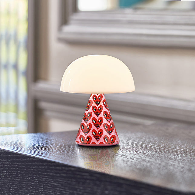 Keith Haring X Lexon Gift Set Heart Pink│art. LBKH01-CP│Mina Lamp op houten kastje