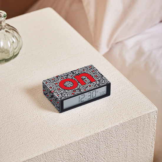 Keith Haring X Lexon Gift Set Love Black│art. LBKH01-BN│Flip+ Wekker op nachtkastje