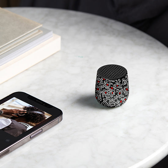 Keith Haring X Lexon Gift Set Love Black│art. LBKH01-BN│Mino Bluetooth Speaker op marmeren tafeltje