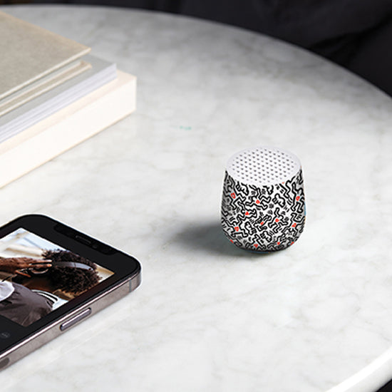 Keith haring X Lexon Gift Set Love White│art. LBKH01-BW│Mino BLuetooth Speaker op marmeren tafeltje