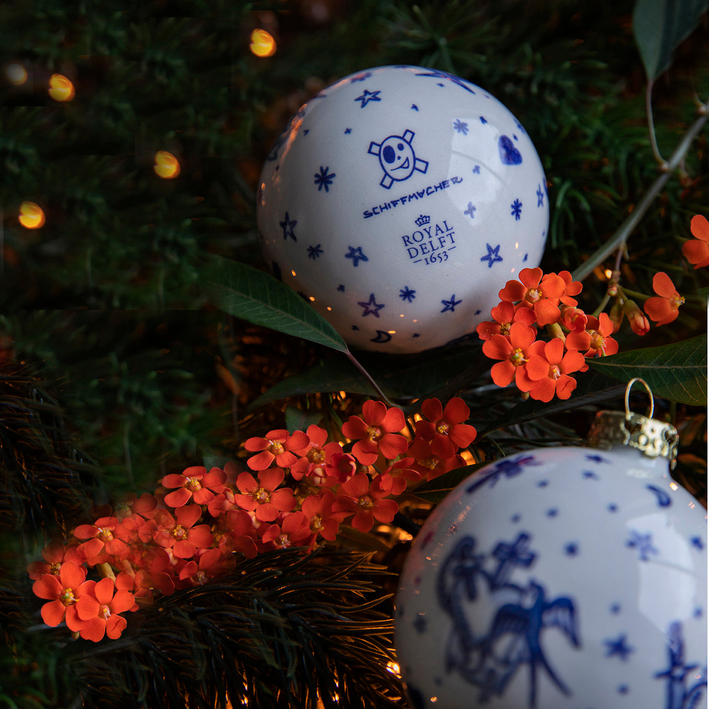 Kerstbal Royal Delft Henk Schiffmacher│art. 46710300│in kerstboom met logo aan voorzijde