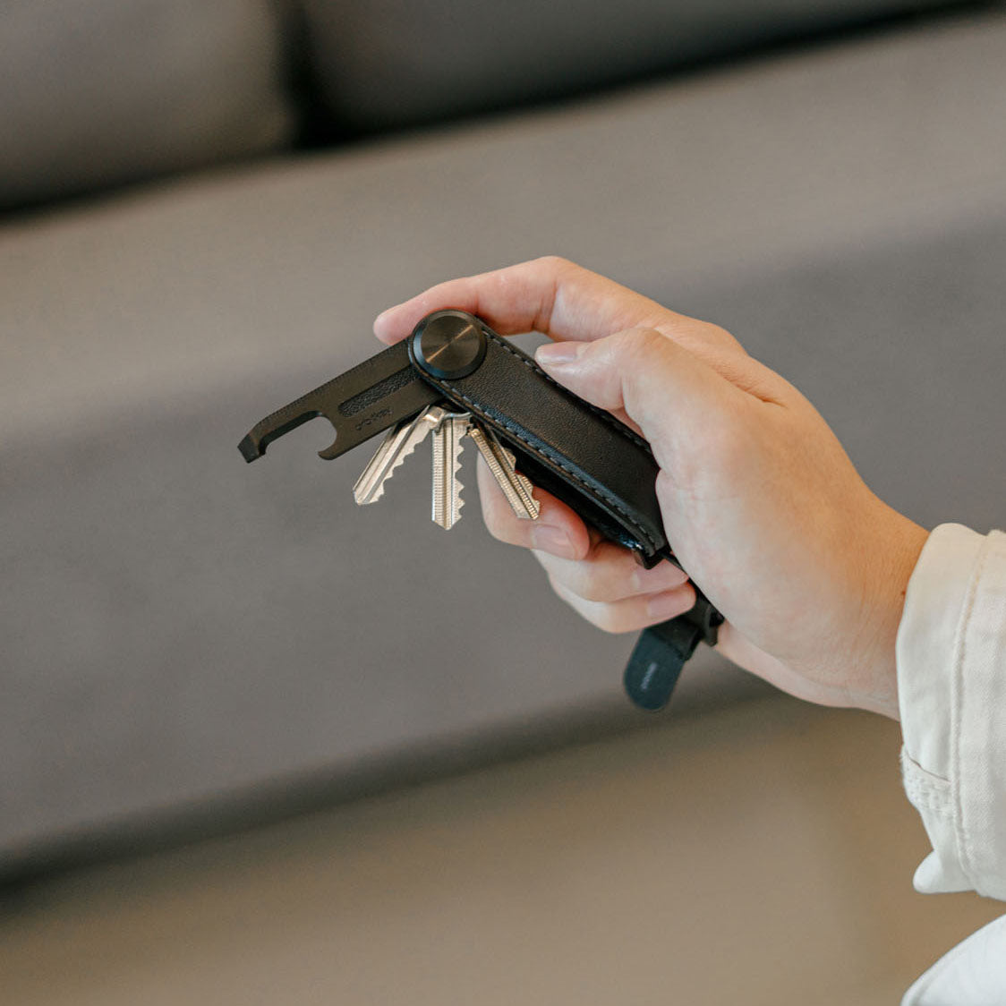 Orbitkey Sleutelhouder Pro Blackout│Key Organiser│art. KPR1-BKT-101│in hand met uitgevouwen Multi-tool