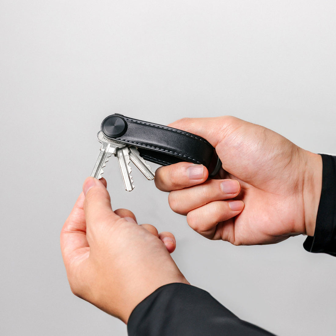 Orbitkey Sleutelhouder Pro Blackout│Key Organiser│art. KPR1-BKT-101│zijaanzicht schuin met uitgevousen sleutels