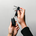 Orbitkey Sleutelhouder Pro Blackout│Key Organiser│art. KPR1-BKT-101│in handen met autosleutel aan D-ring