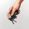 Orbitkey Sleutelhouder Pro Blackout│Key Organiser│art. KPR1-BKT-101│in hand naar beneden gericht met uitgevousen sleutels