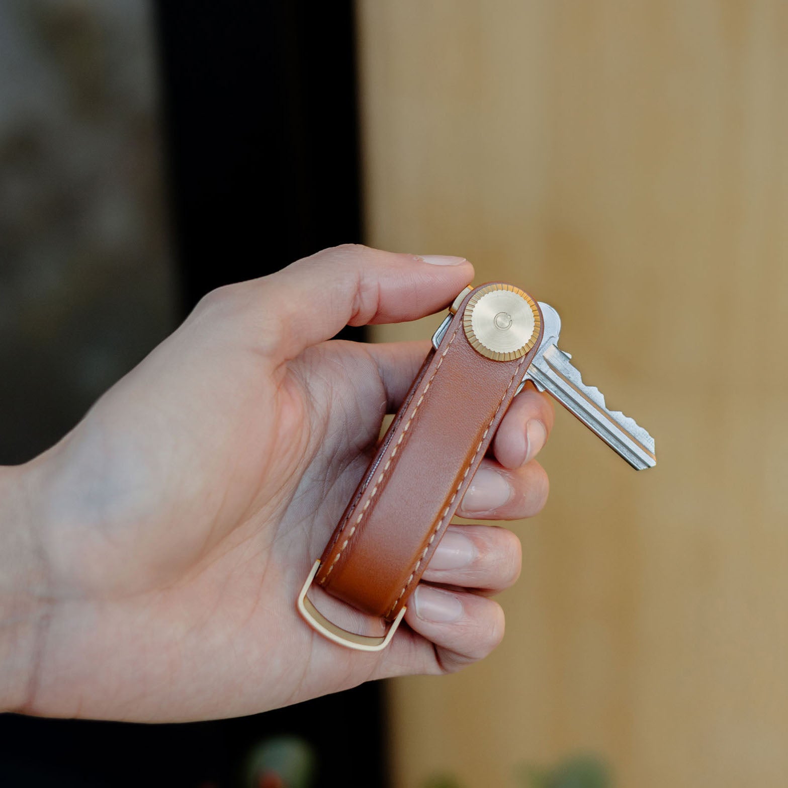 Orbitkey Sleutelhouder Pro Cedar│Key Organiser│art. KPR1-CDR-101│in hand met Quick Flip Tool