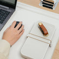 Orbitkey Sleutelhouder Pro Cedar│Key Organiser│art. KPR1-CDR-101│liggend naast laptop