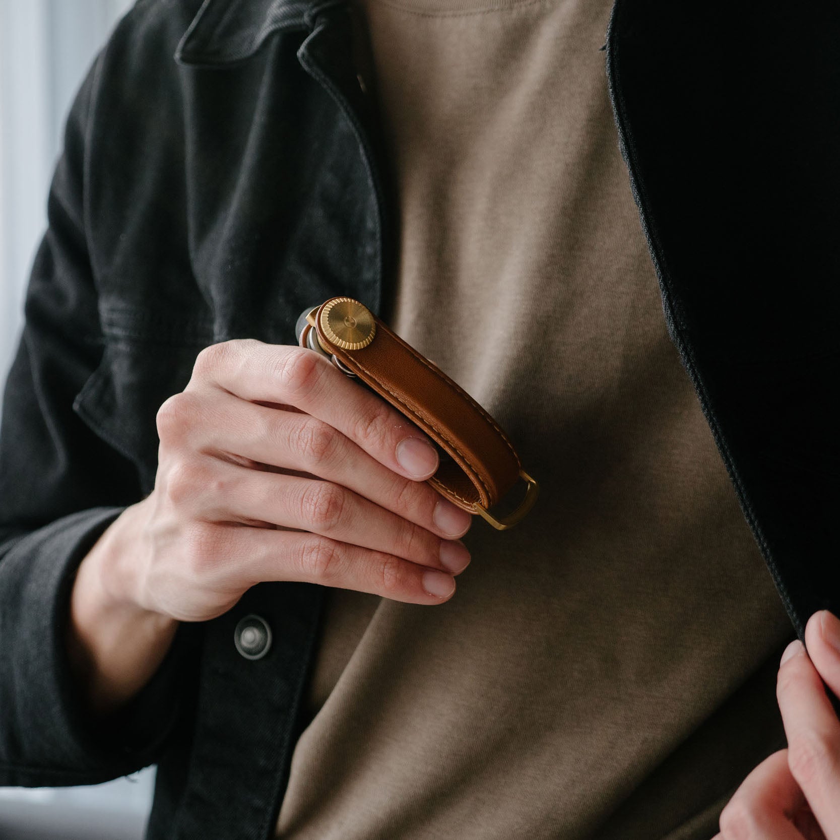 Orbitkey Sleutelhouder Pro Cedar│art. KPR1-CDR-101│man stopt key organiser in binnenzak
