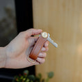 Orbitkey Sleutelhouder Pro Cedar│Key Organiser│art. KPR1-CDR-101│in hand met Quick Flip Tool