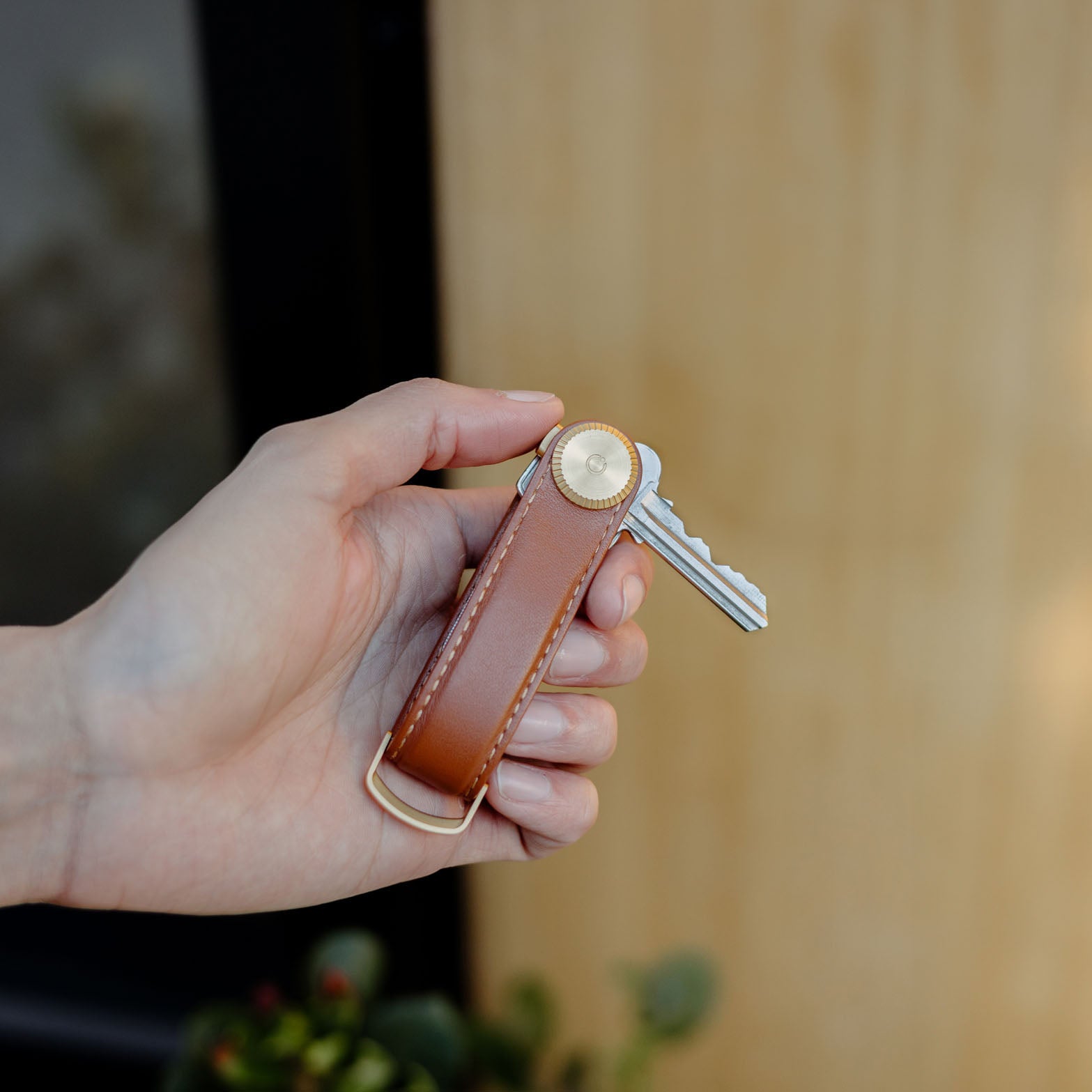 Orbitkey Sleutelhouder Pro Cedar│Key Organiser│art. KPR1-CDR-101│in hand met Quick Flip Tool