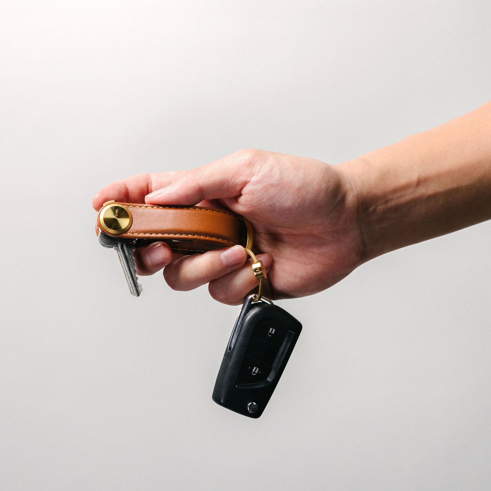 Orbitkey Sleutelhouder Pro Cedar│Key Organiser│art. KPR1-CDR-101│in hand met autosleutel