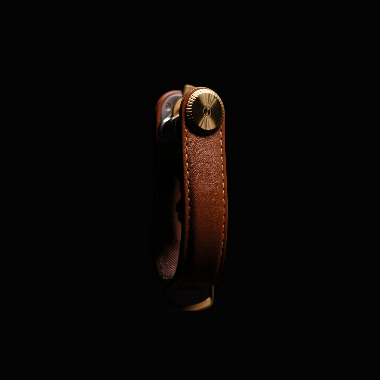 Orbitkey Sleutelhouder Pro Cedar│Key Organiser│art. KPR1-CDR-101│zijaanzicht met zwarte achtergrond