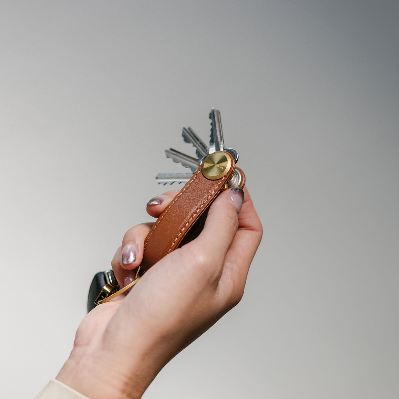 Orbitkey Sleutelhouder Pro Cedar│Key Organiser│art. KPR1-CDR-101│in hand met uitgevousen sleutels