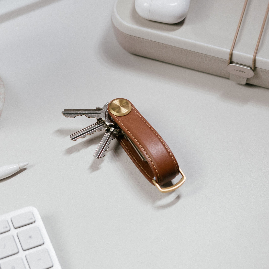 Orbitkey Sleutelhouder Pro Cedar│Key Organiser│art. KPR1-CDR-101│vooraanzicht schuin met uitgevouwen sleutels