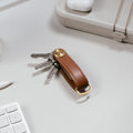 Orbitkey Sleutelhouder Pro Cedar│Key Organiser│art. KPR1-CDR-101│liggend op bureau met uitgevouwen sleutels