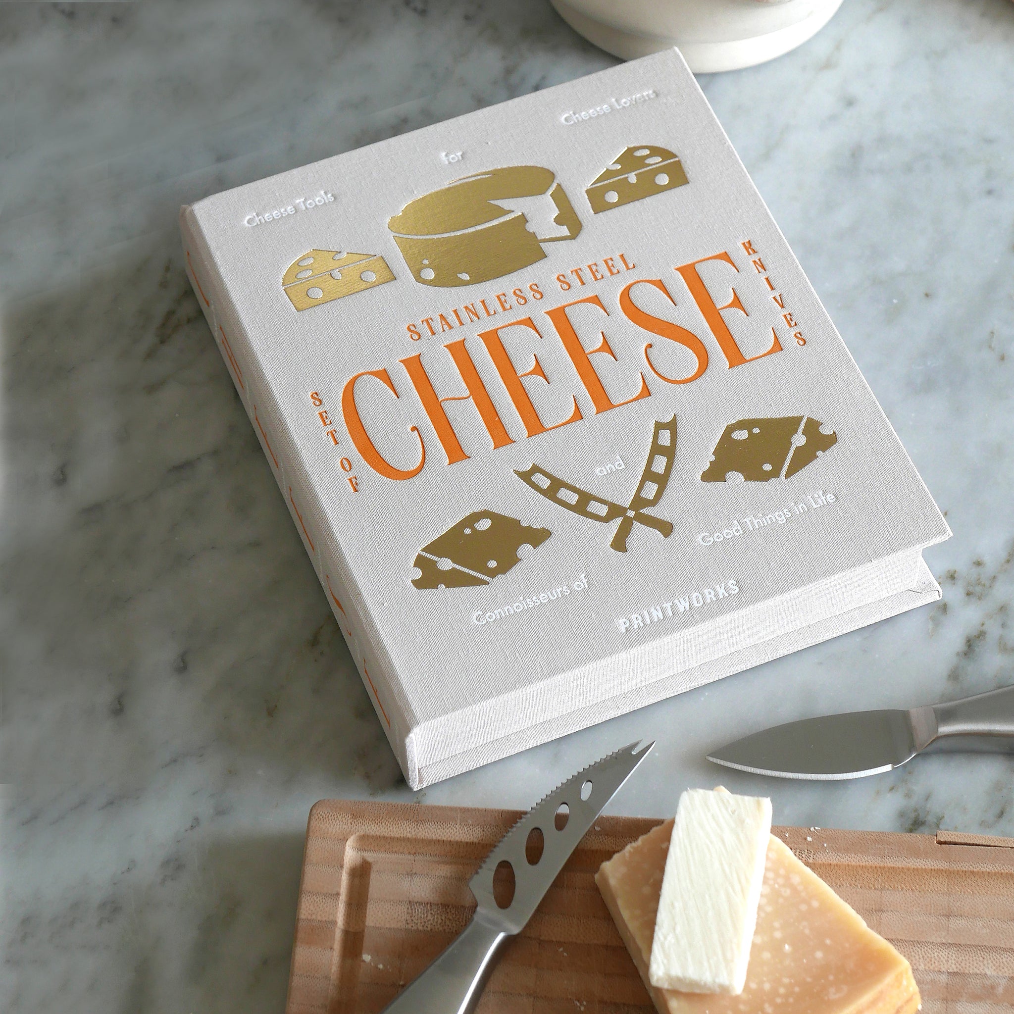 Cheese Tools - The Essentials│Printworks│art. W0627│bovenaanzicht doos naast plank met kaas en losse items