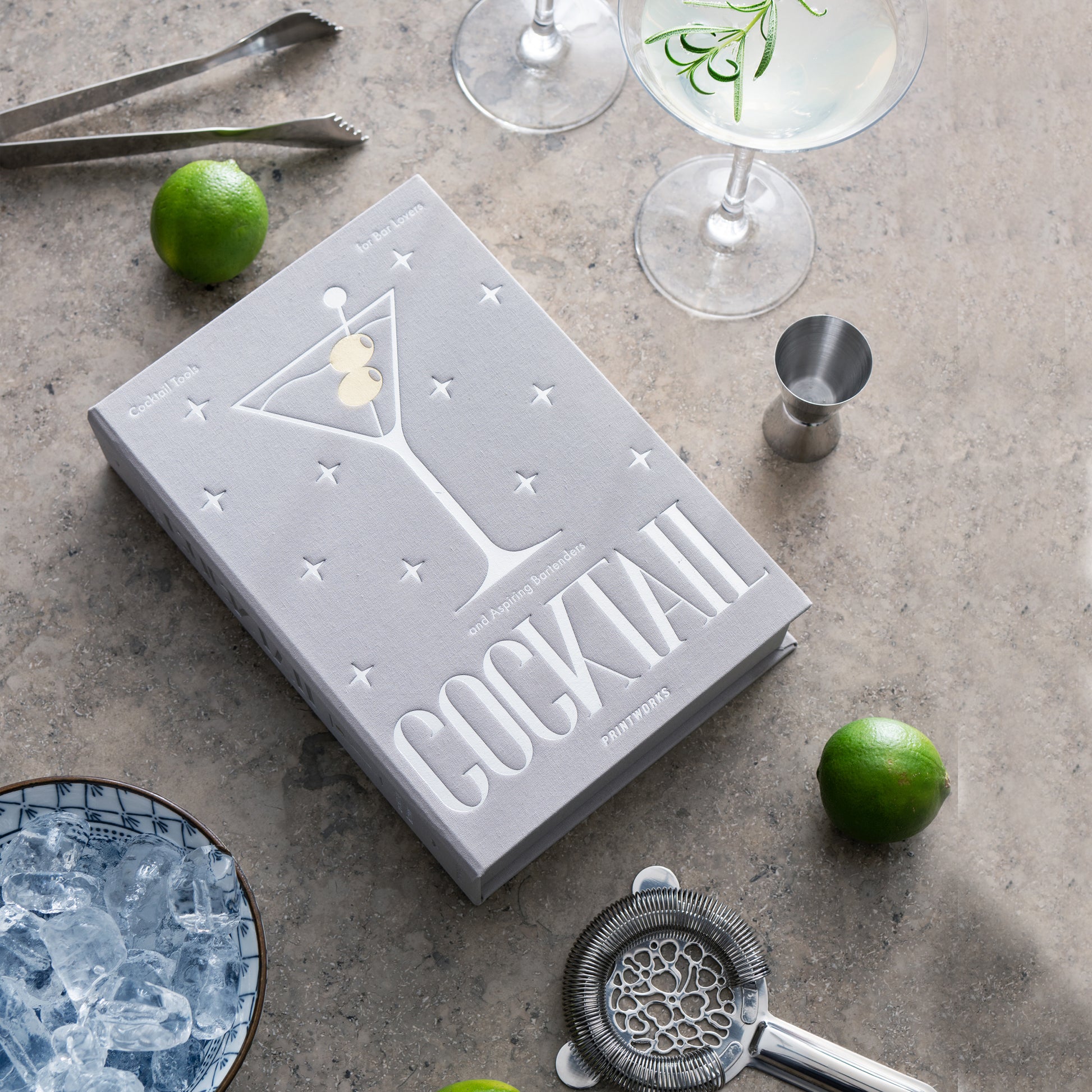 Cocktail Tools - The Essentials│Printworks│art. PW00628│bovenaanzicht op tafel met onderdelen naast boek