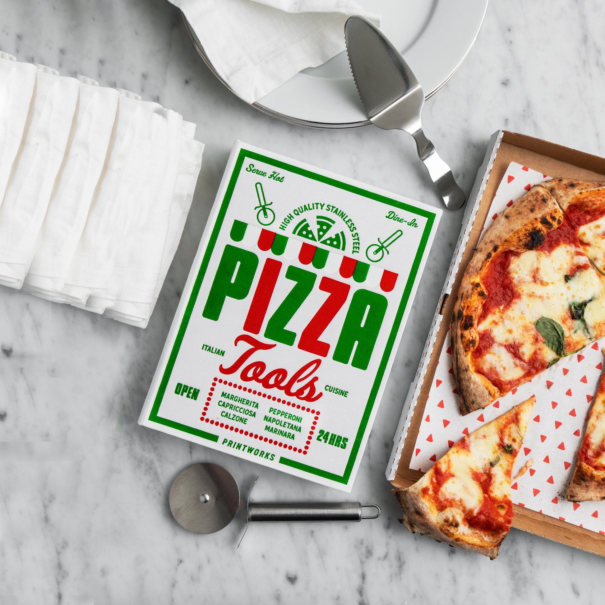 Pizza Tools - The Essentials│Printworks│art. PW00645│bovenaanzicht naast pizza