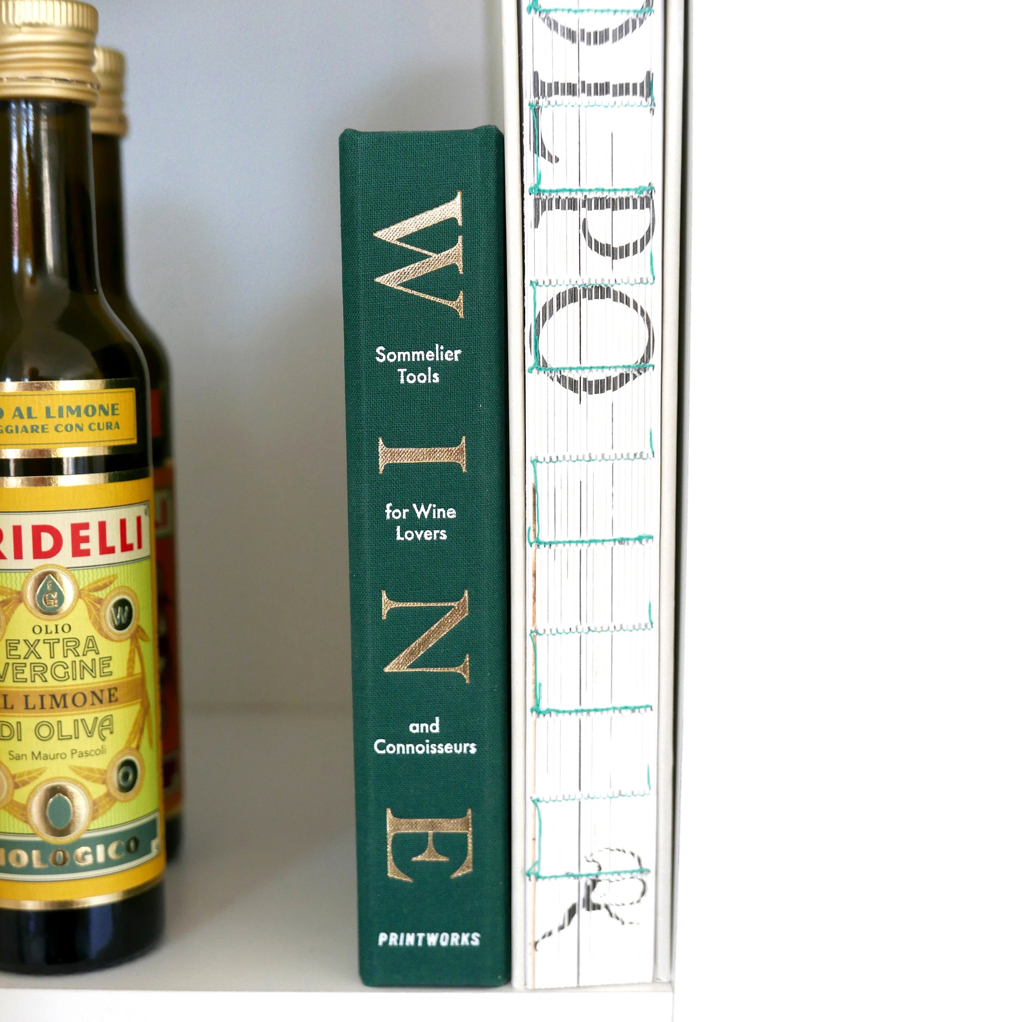 Wine Tools - The Essentials│Printworks│art. PW00629│in kast naast olijfolie