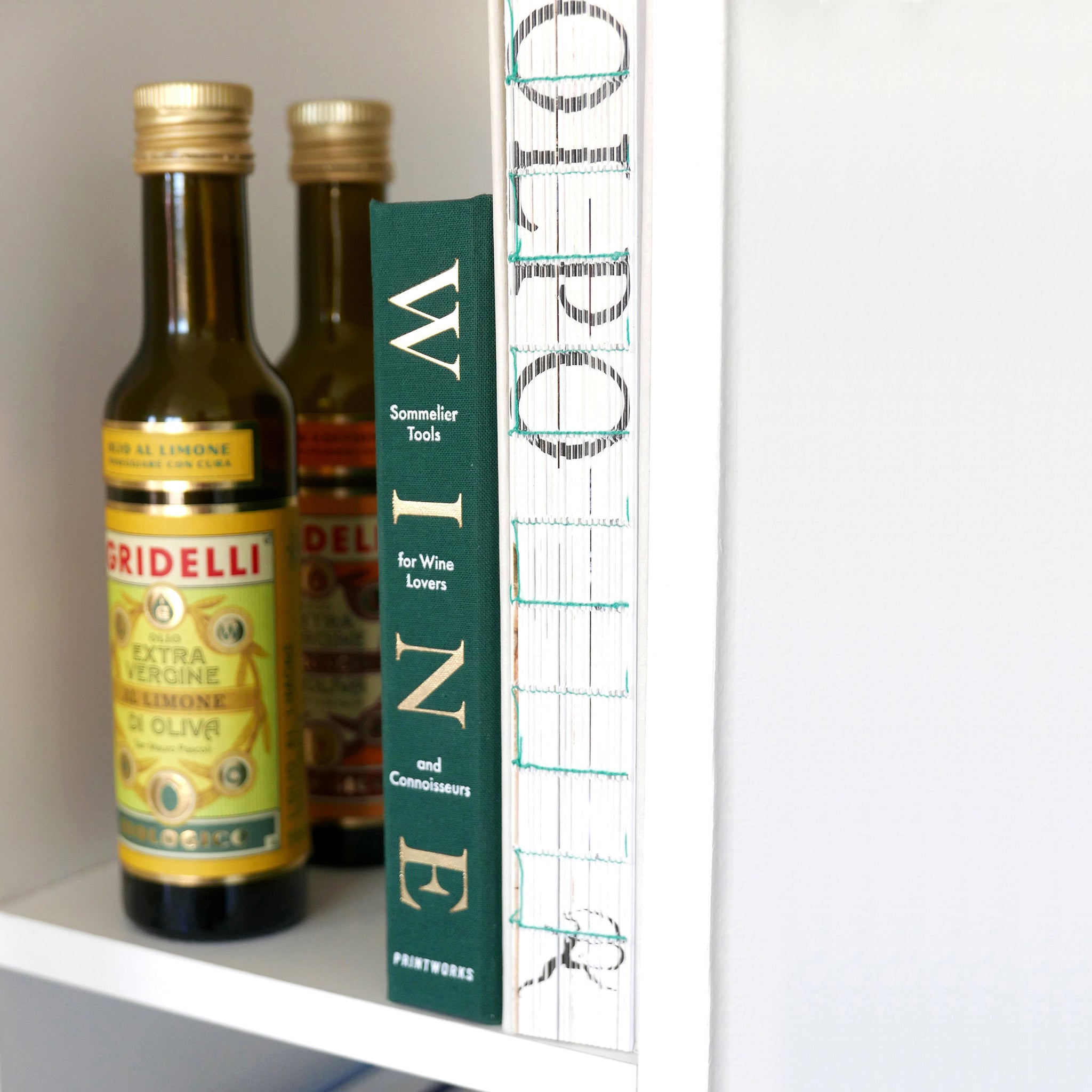 Wine Tools - The Essentials│Printworks│art. PW00629│staand in kast naast Polpo boek
