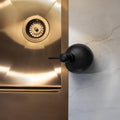 Kiwi Zeepdispenser Zwart│Happy Sinks│art. EB-HS-061│bovenaanzicht naast wasbak