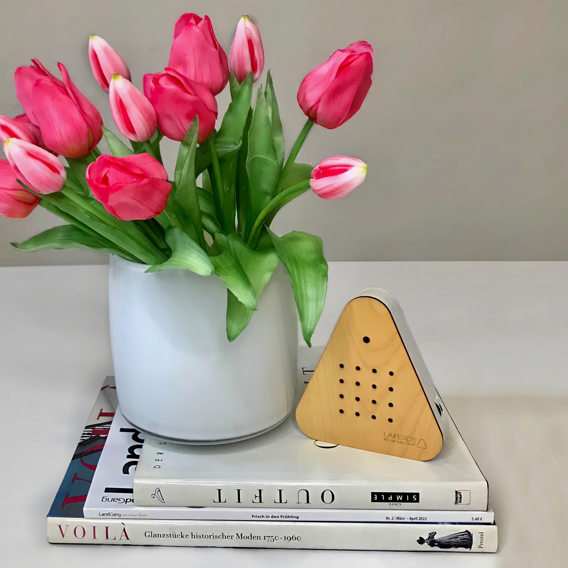 Lakesidebox Birch│Berkehout│Eendengeluiden│art. 11LSB0201009│op stapel boeken naast tulpen