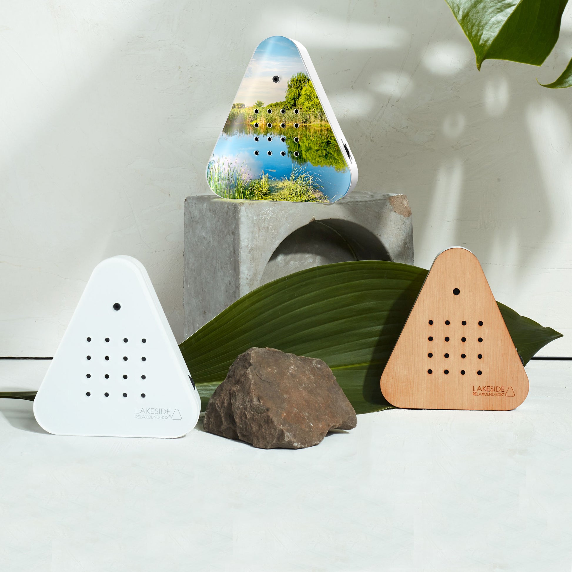 Lakesidebox Summertime│Huisje met Eendengeluiden│art. 11LSB0701001│Relaxound│op betonnen blok naast witte en berkenhoute versie