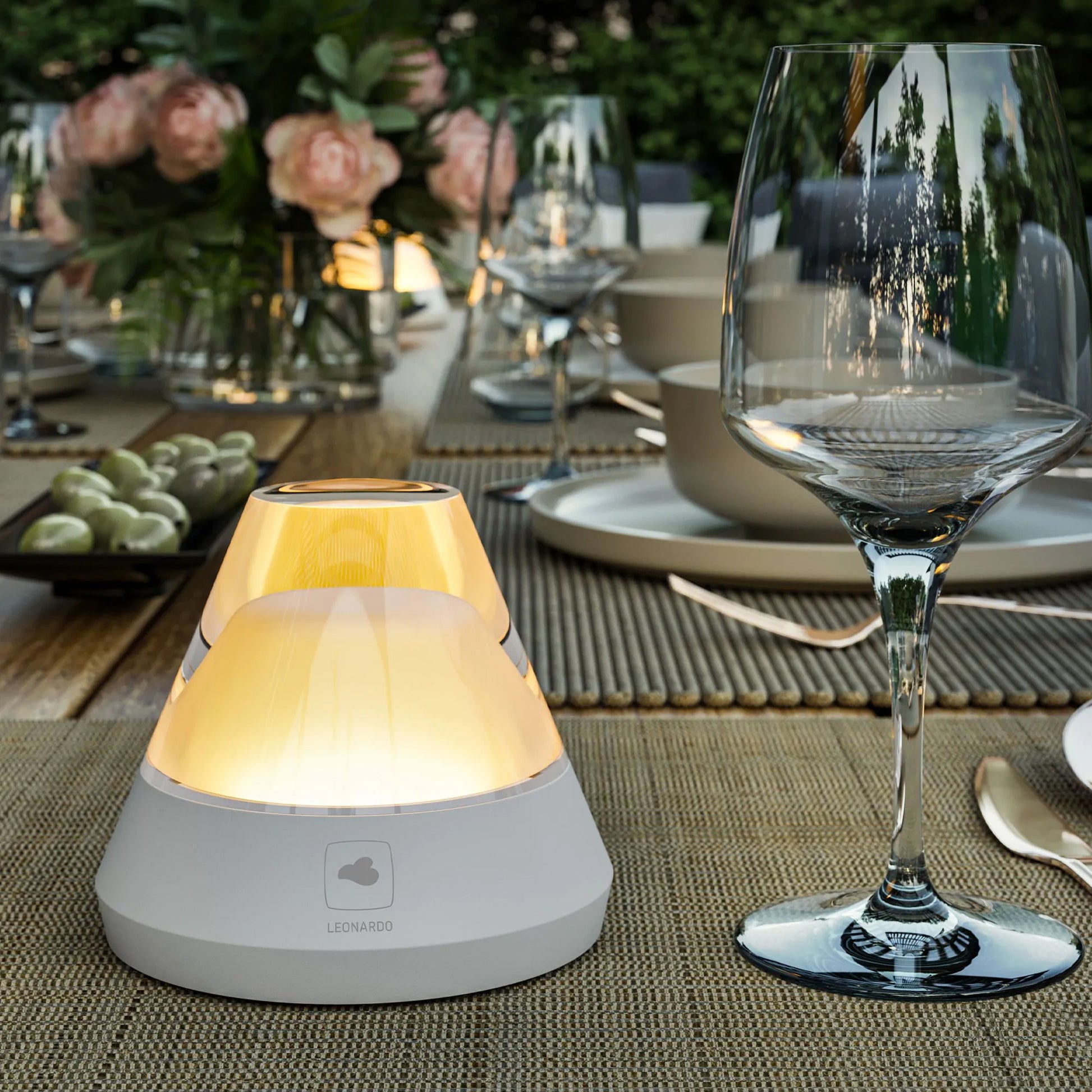 Salerno Wit Oplaadbare Tafellamp│Buitenverlichting│Leonardo│art. 76031│met warm licht aan op buittentafel