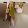 Badhanddoeken Set Blend Sky BLue & Bordeaux Lex Pott│art. LPTTSET70SBBO│met gastendoek hangend over stang