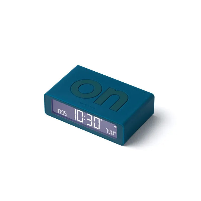 Lexon Flip Mini Wekker Digitaal Duck Blue│art. LR158BF9│vooraanzicht met schermverlichting