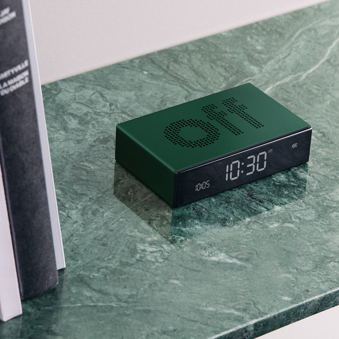 Lexon Flip Premium Wekker Donkergroen│Art. LR152DG1│voorkant met witte achtergrond en On-teken aan bovenzijde