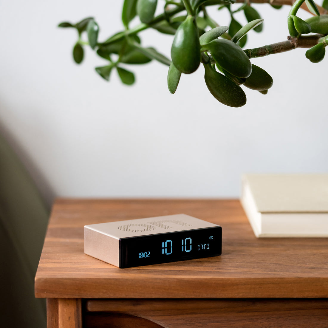 Lexon Flip Premium Wekker Goud│Art. LR152D│voorkant witte achtergrond met On-teken aan bovenzijde