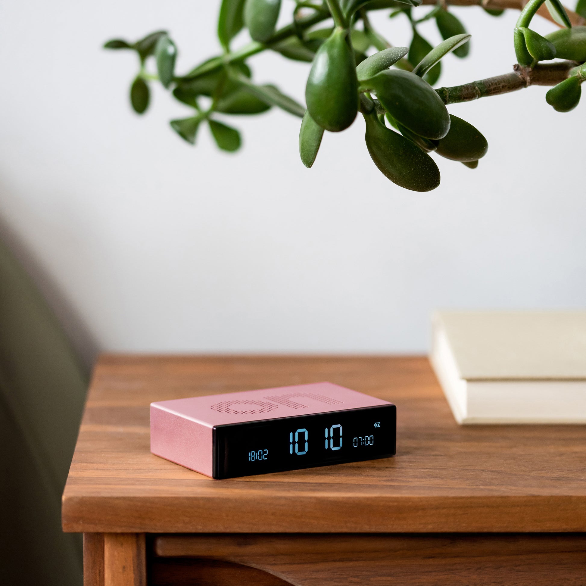 Lexon Flip Premium Wekke Digitaal Light Pink│art. LR152LP│op houten tafel met vertplant en boek