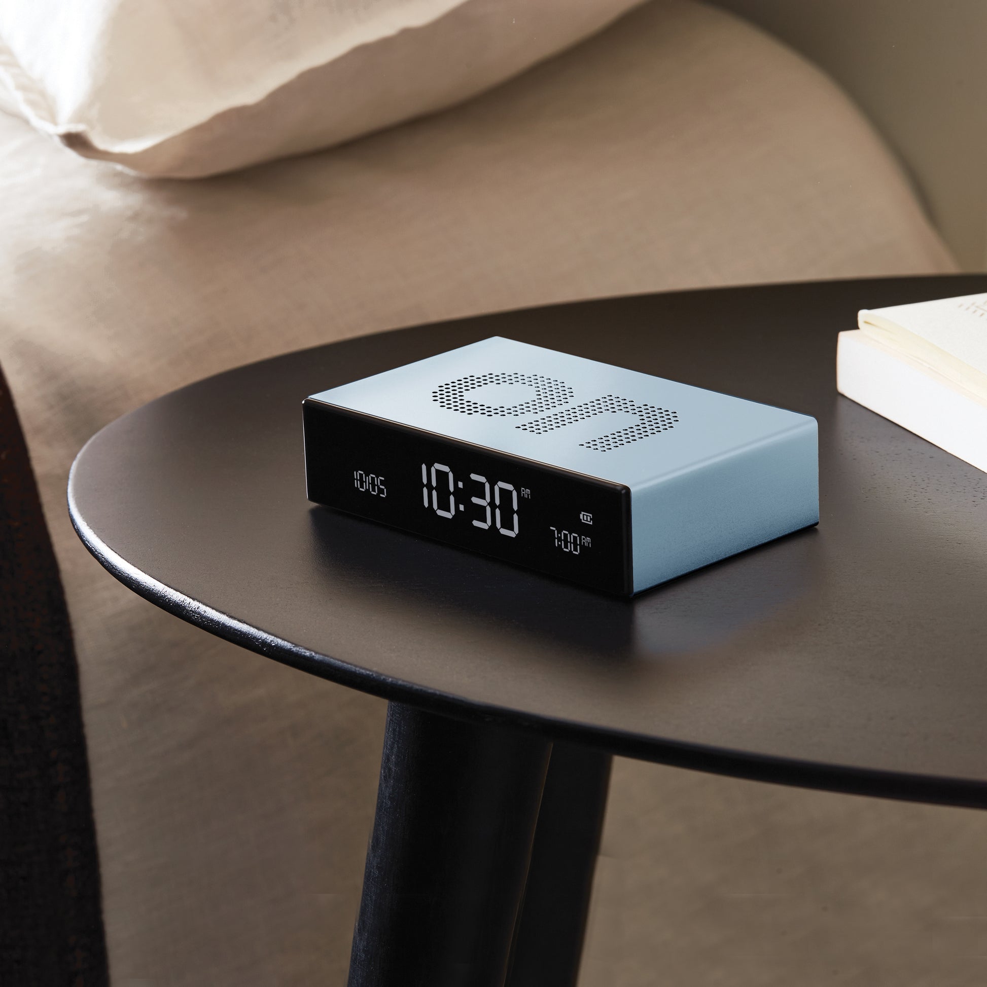 Lexon Flip Premium Wekker Lichtblauw│Art. LR152LB1│op bijzettafel naast bed