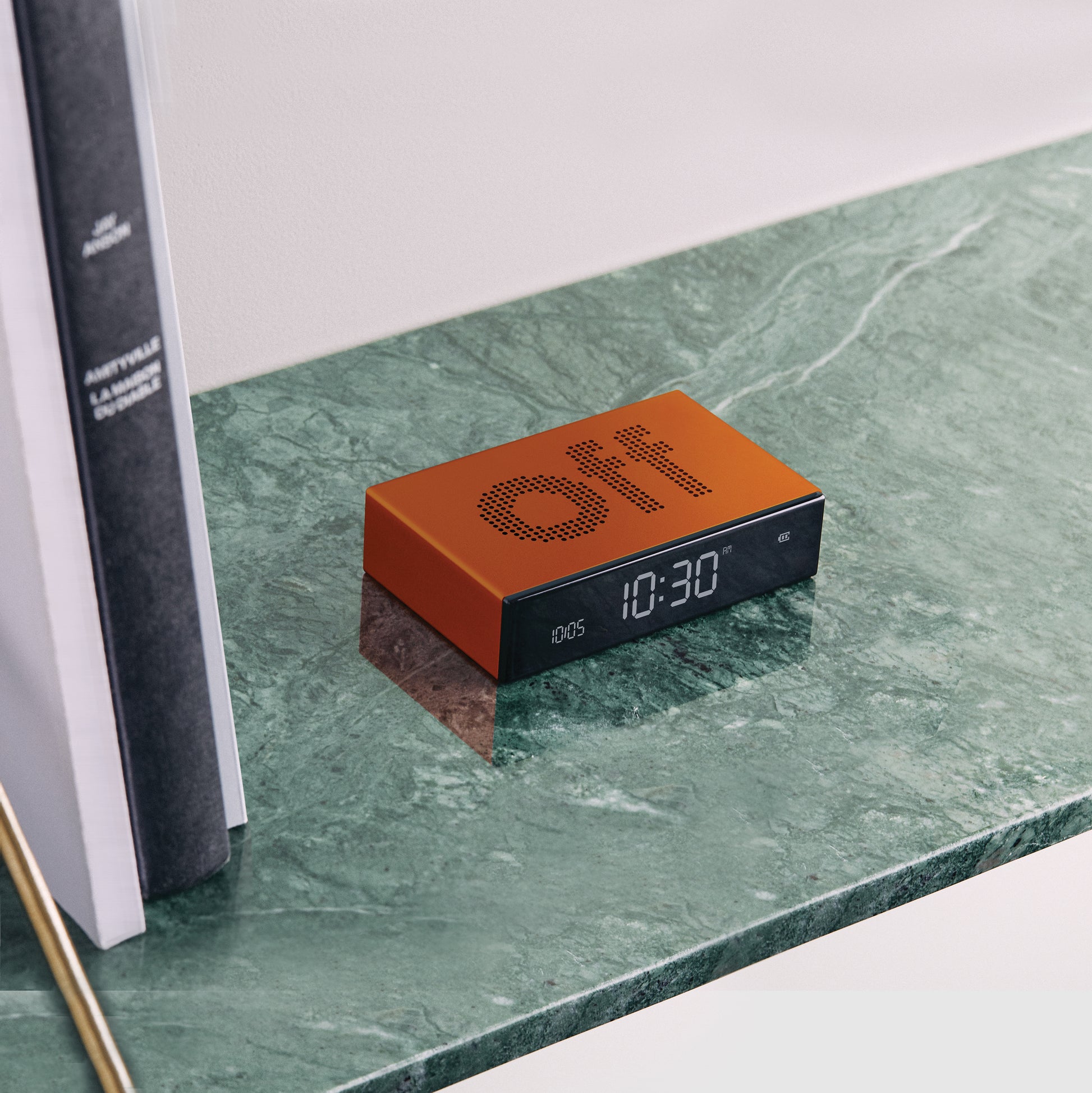 Lexon Flip Premium Wekker Oranje│Art. LR152O1│op marmeren plank naast boeken