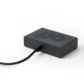 Achterkant met oplaadkabel van de Lexon Flip Classic Wekker in Donkergrijs.