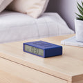 Lexon Flip+ Wekker Donkerblauw│art. LR157DB9│op houten nachtkastje met licht uit