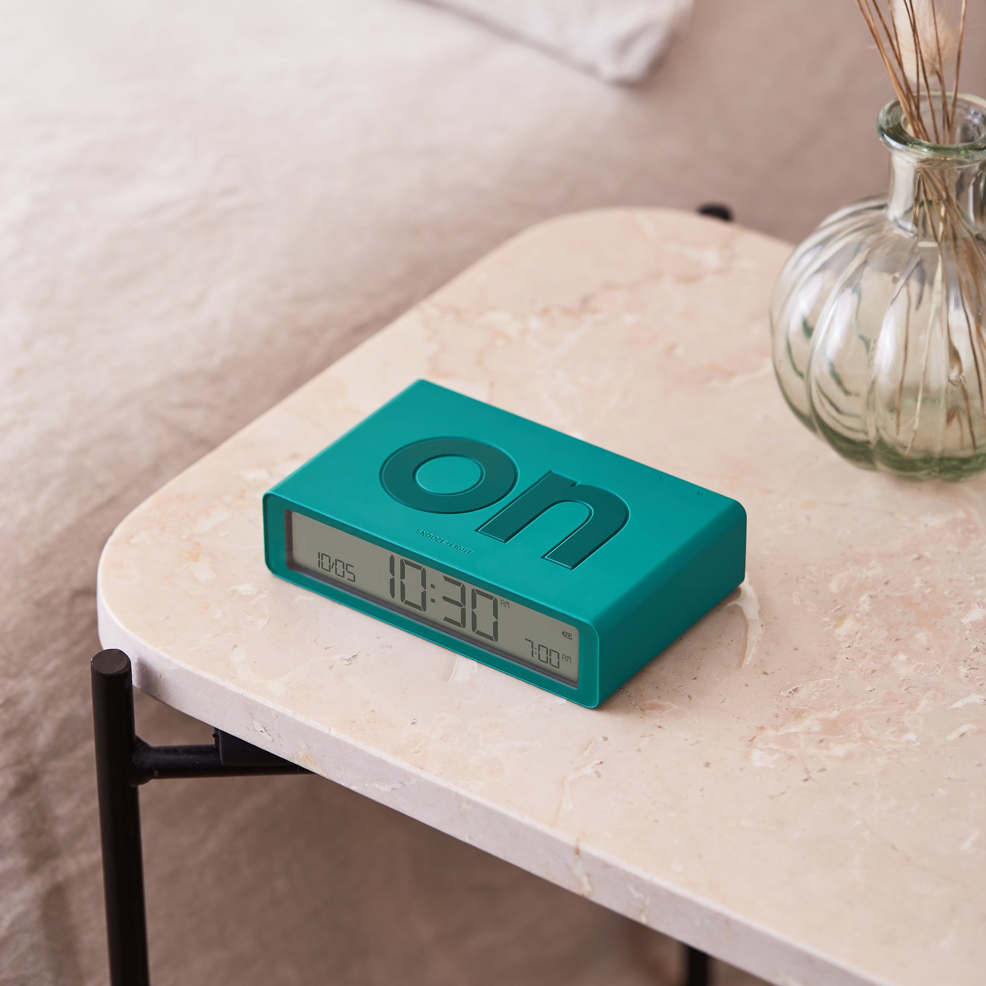 Lexon Flip Classic Wekker Digitaal Emerlad│art. LR157V2│op tafeltje naast bed