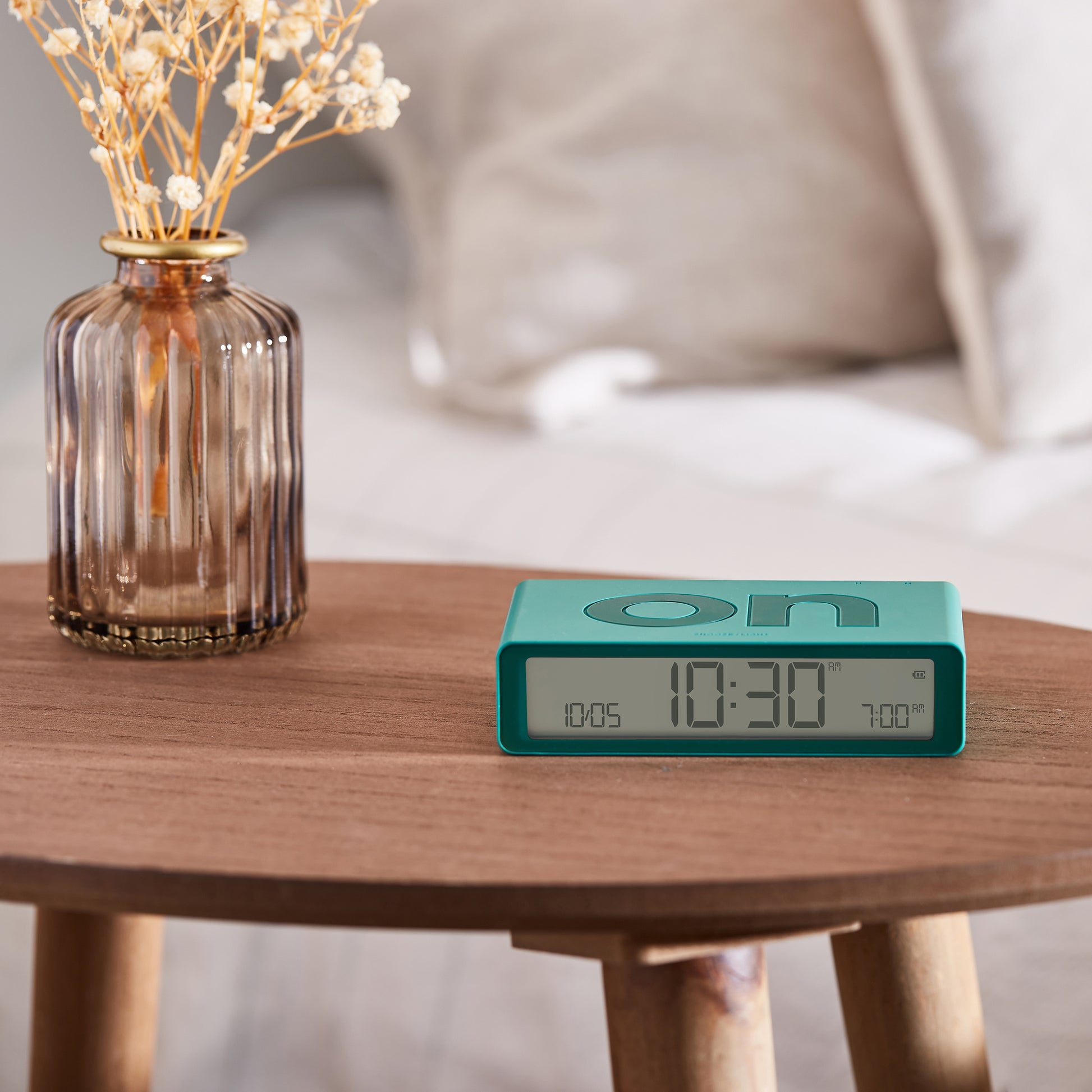 Lexon Flip Classic Wekker Digitaal Emerlad│art. LR157V2│op houten tafeltje